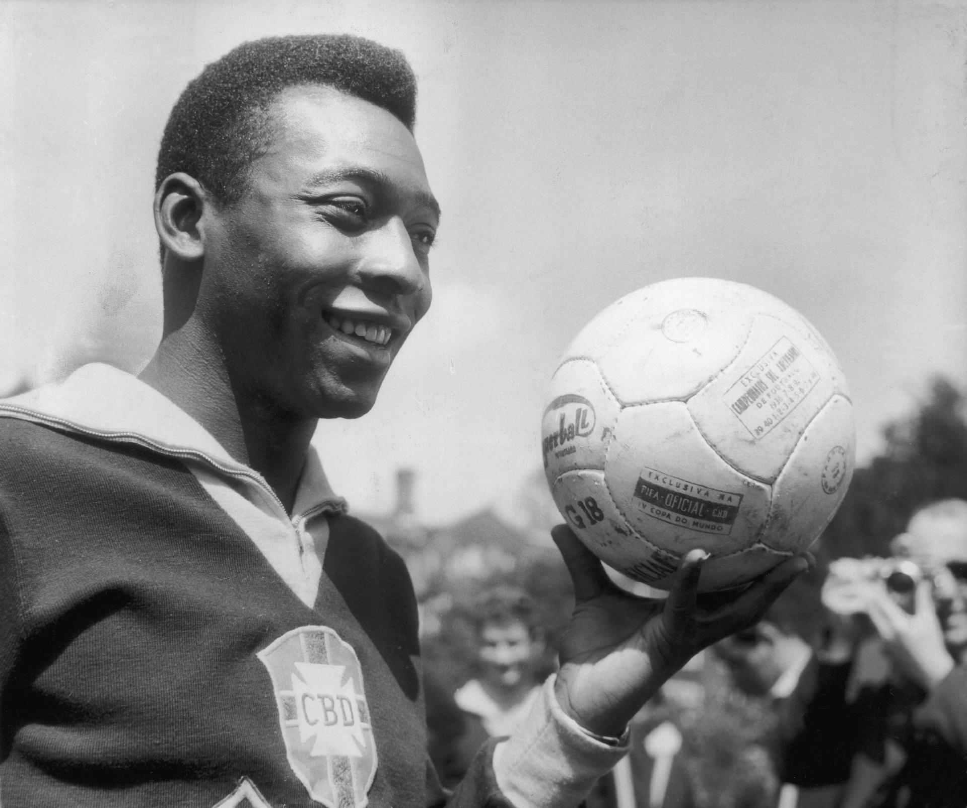 Pelé durante treino da seleção brasileira antes de jogo contra a seleção da inglesa. - Getty Images