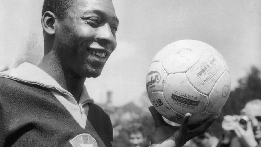 Pelé durante treino da seleção brasileira antes de jogo contra a seleção da inglesa. - Getty Images