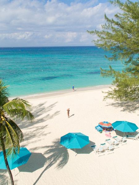 Praia nas Ilhas Cayman: paraíso fiscal é destino de fundos offshore