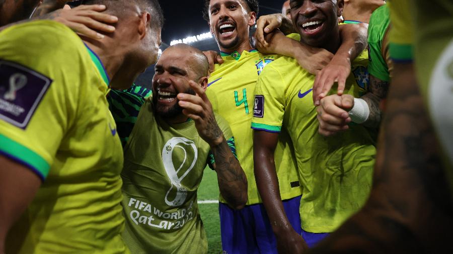 Daniel Alves comemora com jogadores da seleção na partida entre Brasil e Suíça pela Copa do Mundo do Qatar - Carl Recine/Reuters