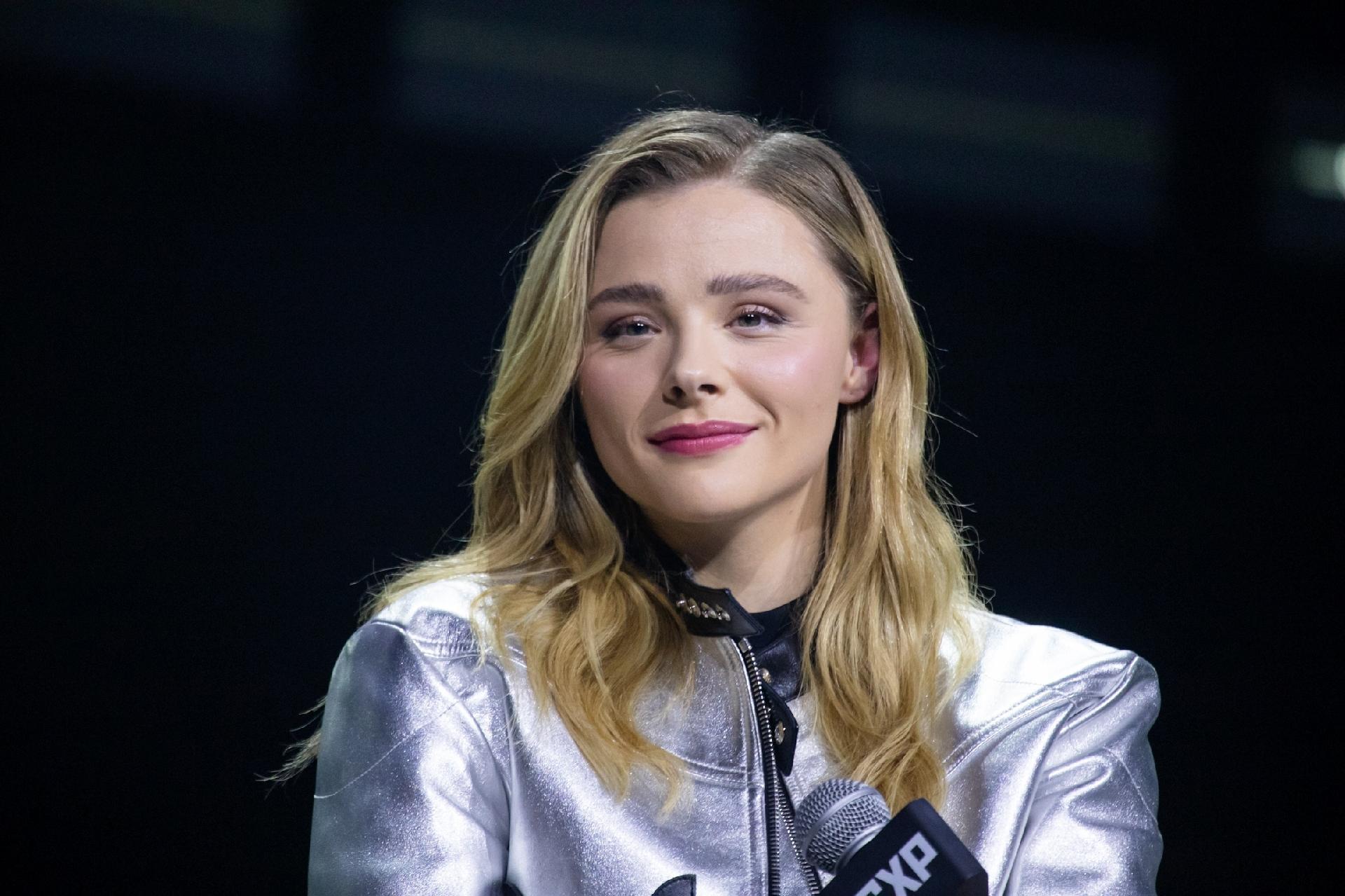 Chloë Grace Moretz no painel de 'Periféricos' - Patrícia Devoraes/Brazil News
