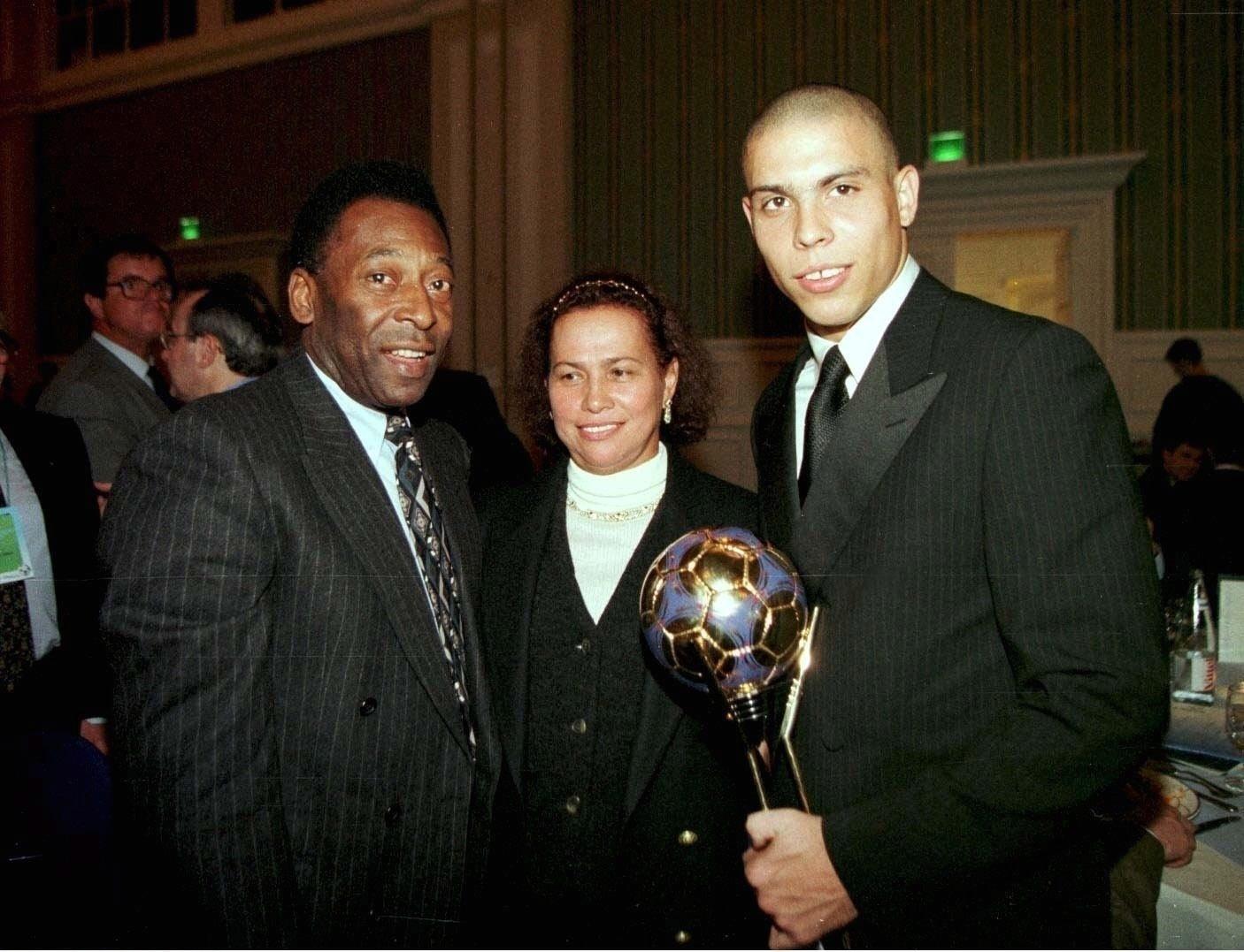 Pelé ao lado do também ídolo do futebol brasileiro Ronaldo em 1997, ano em que o Fenômeno recebeu o prêmio de melhor jogador do mundo da Fifa. - Henri Szwarc/Getty Images