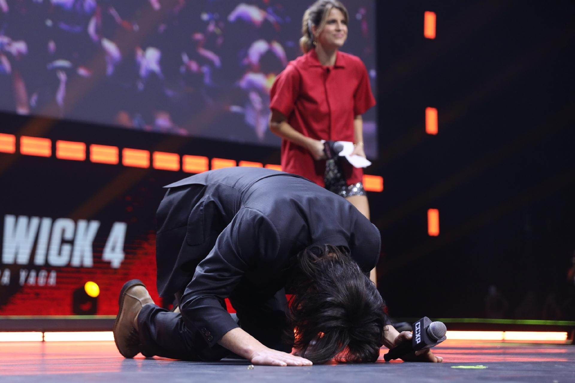 Keanu Reeves se ajoelhou para o público no terceiro dia de CCXP 22 - Lucas Ramos / Brazil News