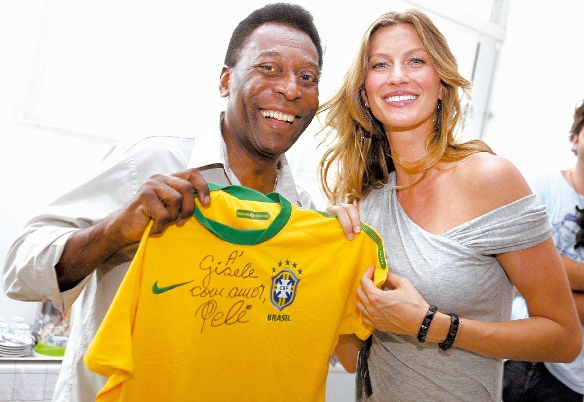Pelé entrega camisa da seleção brasileira autografada para a modelo Gisele Bündchen durante gravação de comercial para a operadora de TV Sky, em Cotia. - Nareto Junior