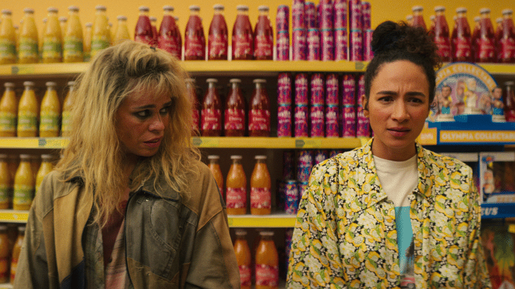 Cassandra (Billie Piper) e Riddy (Aurora Perrineau) em 'KAOS'