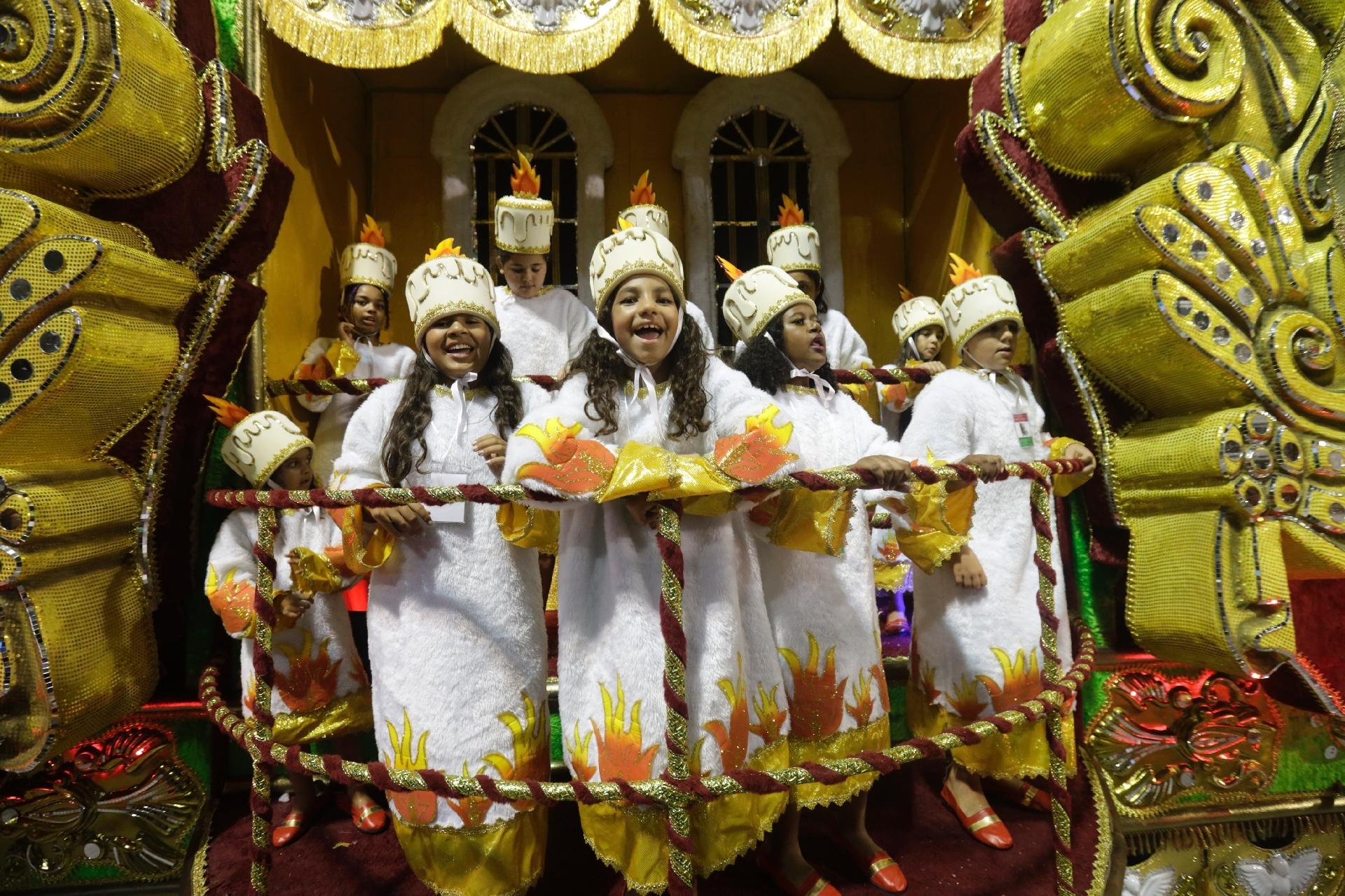 Crianças cantam no abre-alas da Barroca Zona Sul - Ricardo Matsukawa/UOL