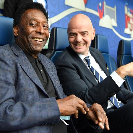 Pelé ao lado do presidente da Fifa, Gianni Infantino, antes de partida da Copa das Confederações em 2017 - Stuart Franklin/Getty Images