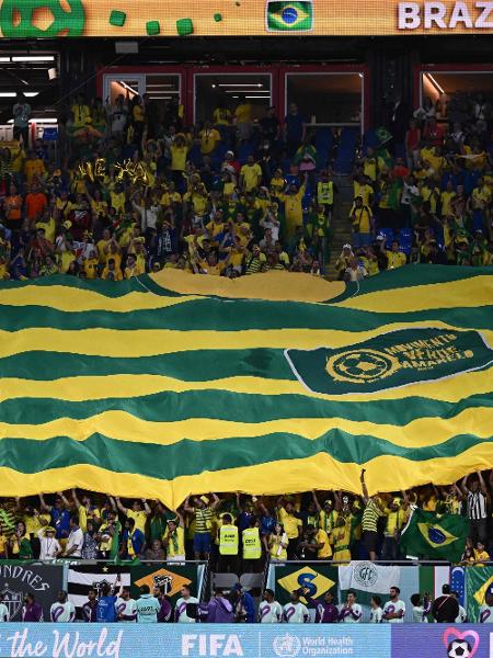 Bandeirão da torcida brasileira no estádio 974