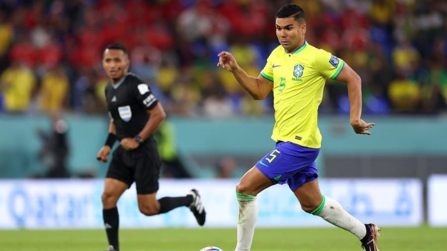 Casemiro em ação pelo Brasil durante partida contra a Suíça na Copa - Maddie Meyer - FIFA/FIFA via Getty Images