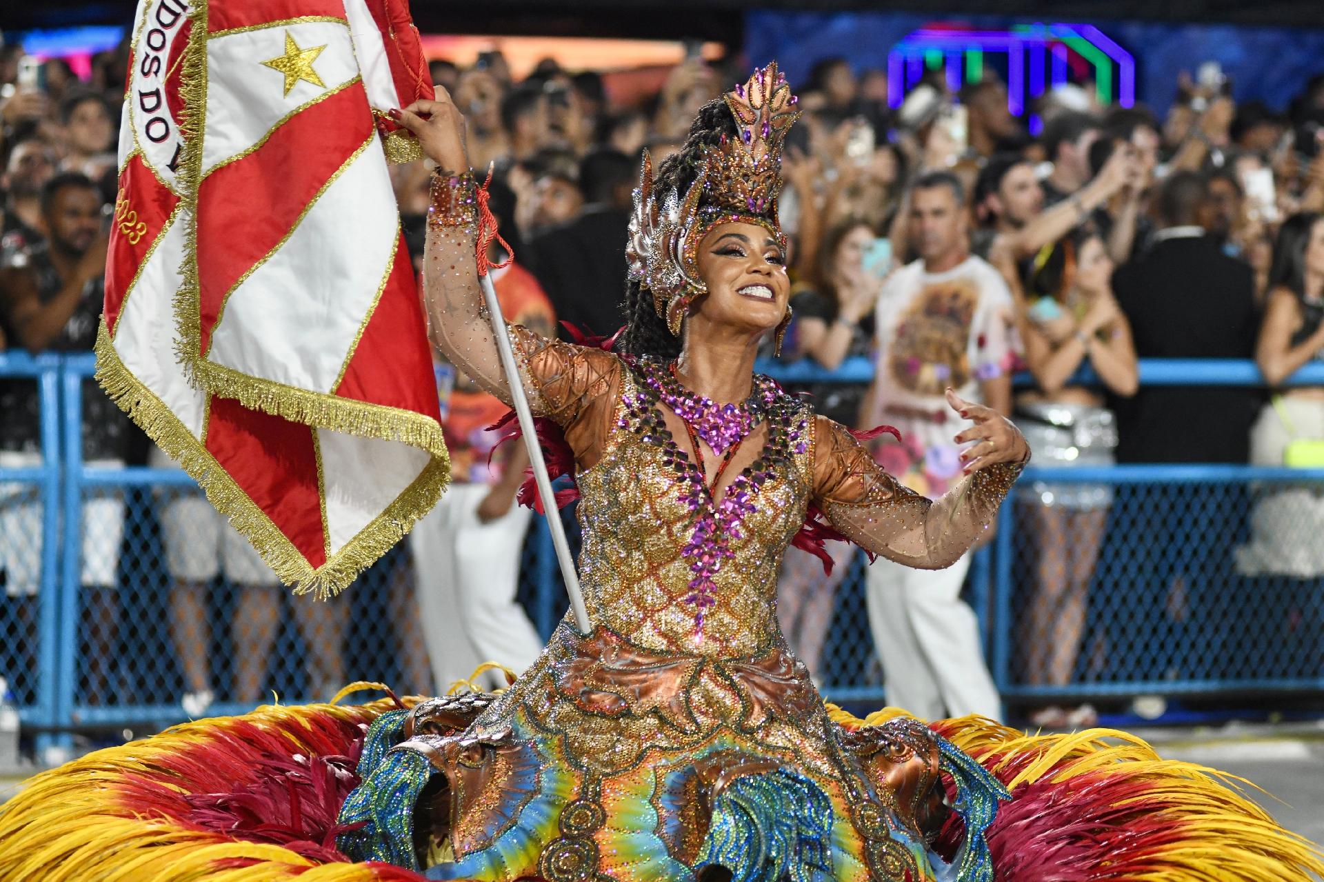 A Unidos de Viradouro fechou o segundo dia de desfiles na Marquês de Sapucaí durante a madrugada desta terça-feira - Lucas Landau/ UOL