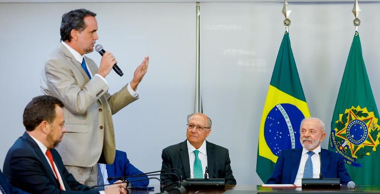 Lula e Alckmin durante a reunião no Planalto que zerou a Taxa das Blusinhas
