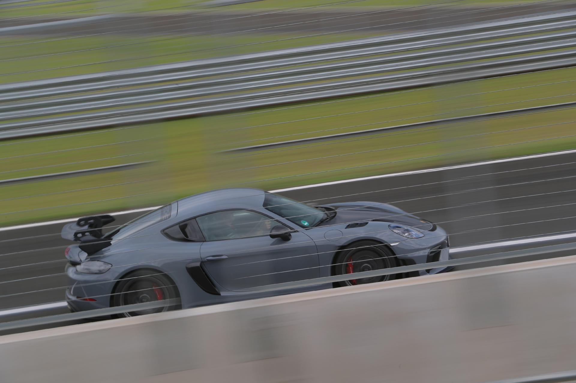 Porsche 718 Cayman GT4 RS - Divulgação