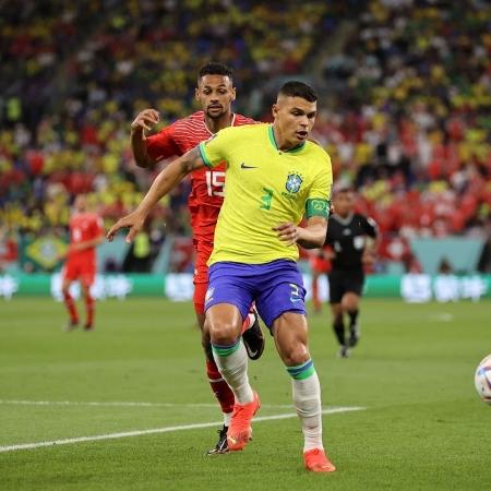 Thiago Silva em ação pelo Brasil durante partida contra a Suíça - Clive Brunskill/Getty Images