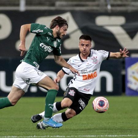 Matías Viña tenta passar pela marcação de Ramiro, na partida entre Corinthians e Palmeiras - Rodrigo Coca/Agência Corinthians