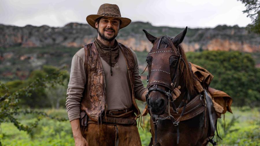 Sergio Guizé interpreta Zé Paulino, vaqueiro declarado morto que retorna à cidade e encontra a amada casada com seu rival - Globo/João Cotta