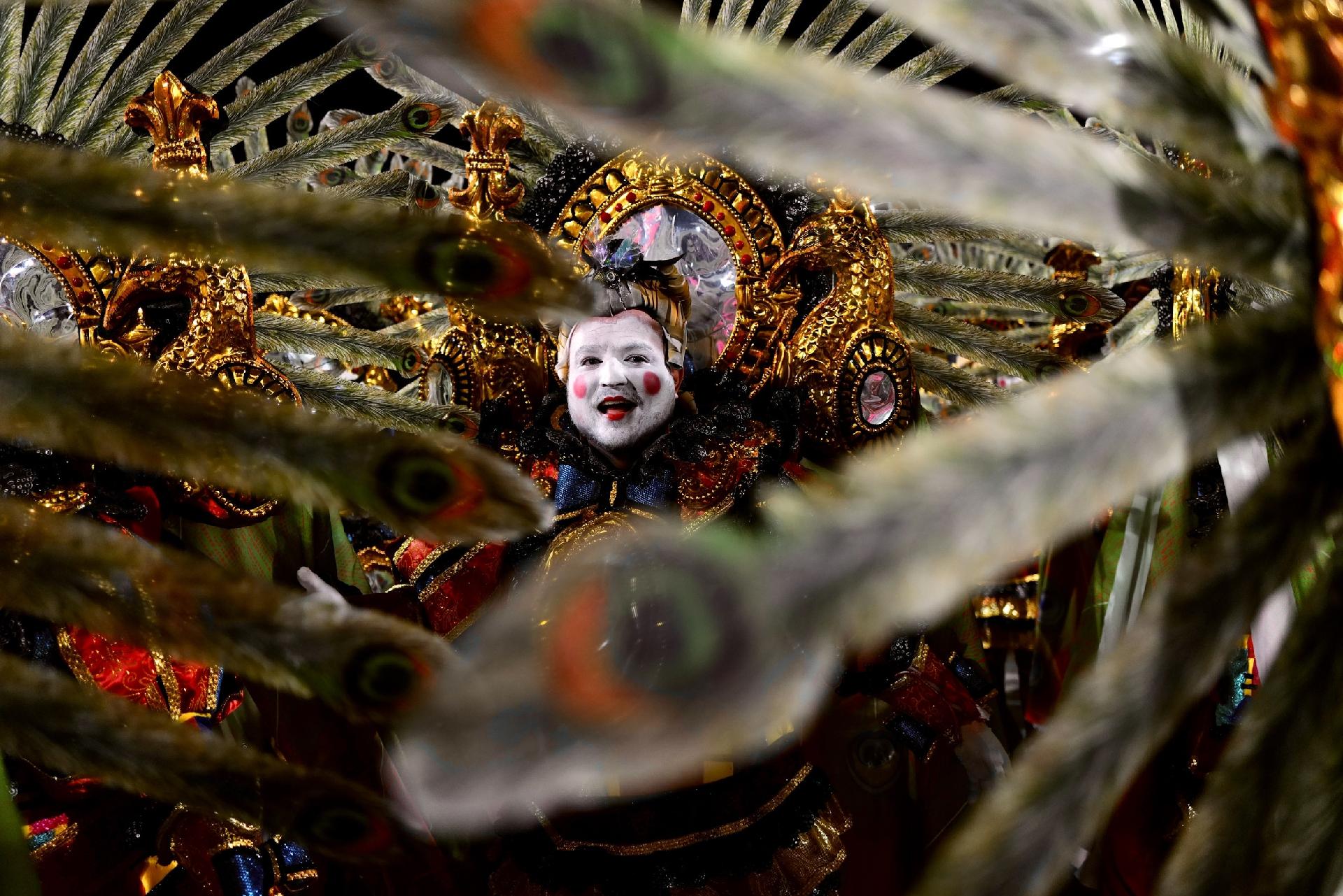 O Acadêmicos do Salgueiro foi a quinta escola a passar pela Marquês da Sapucaí durante a primeira noite de desfiles no Rio - Lucas Landau/ UOL
