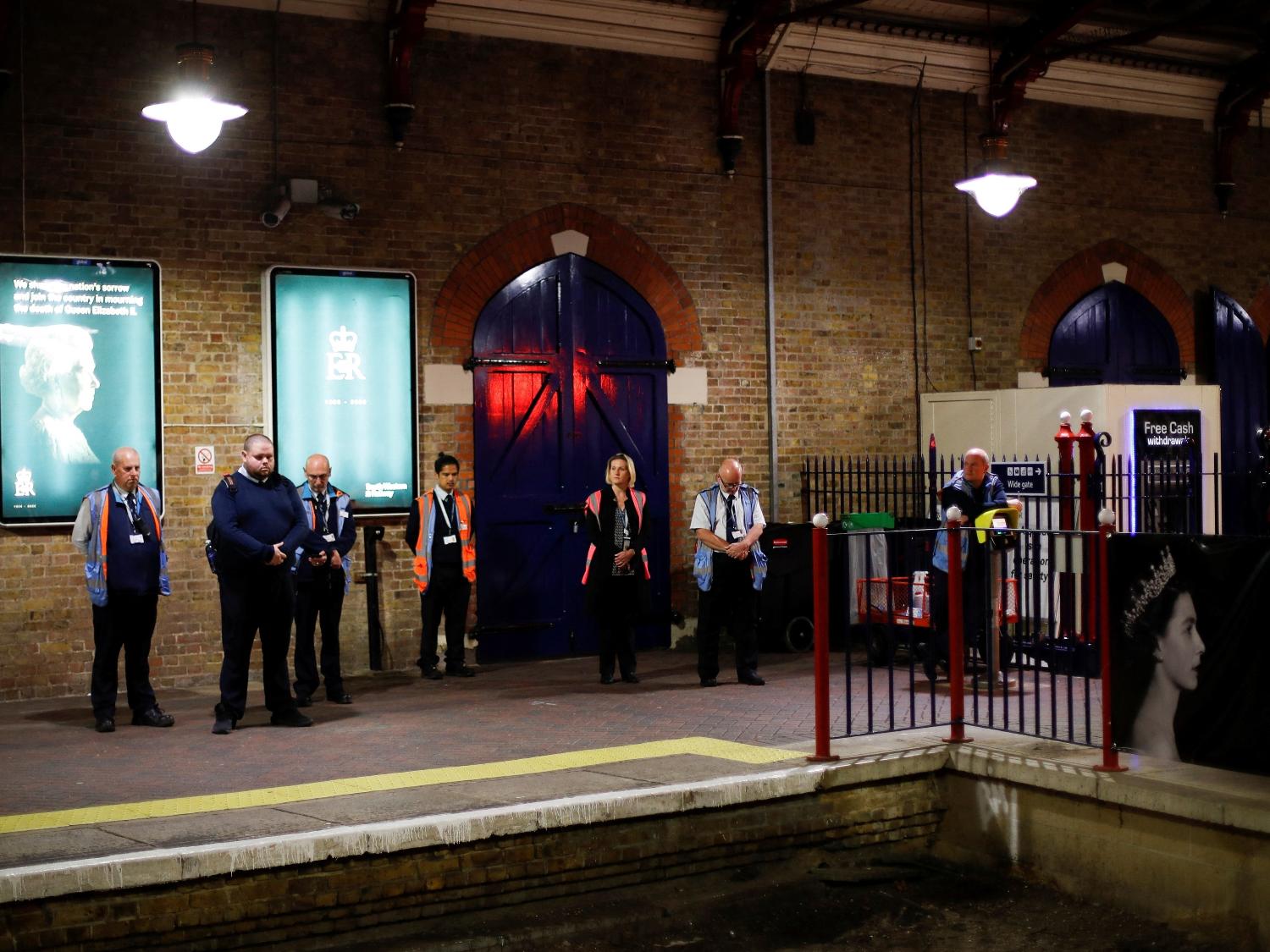 People attend a "National moment of reflection" in honour of the late Queen Elizabeth II, the day before her funeral, in Windsor, Britain September 18, 2022. REUTERS/Peter Nicholls ORG XMIT: BLR - PETER NICHOLLS/REUTERS