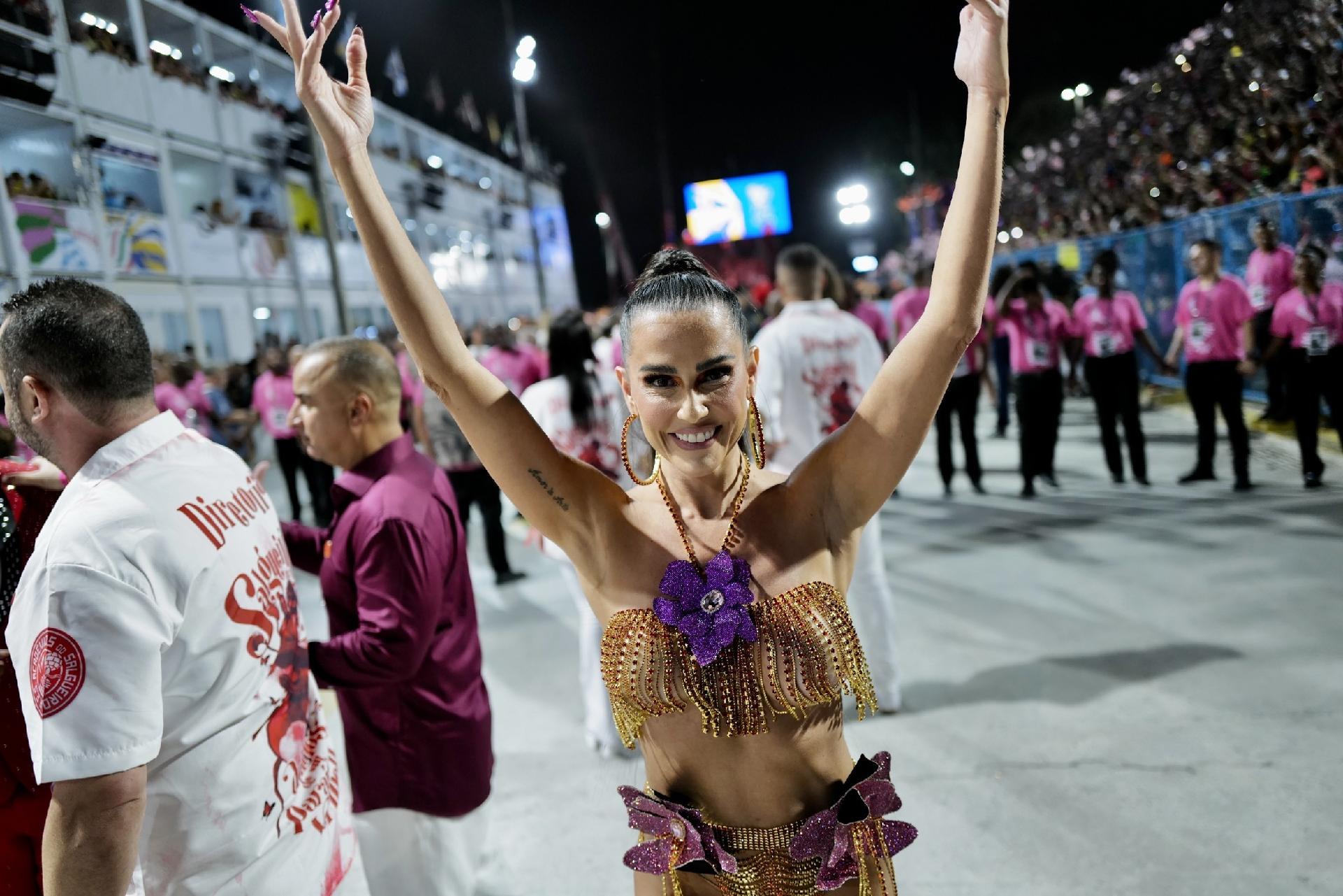 Deborah Secco desfila pelo Salgueiro - Lucas Landau/ UOL