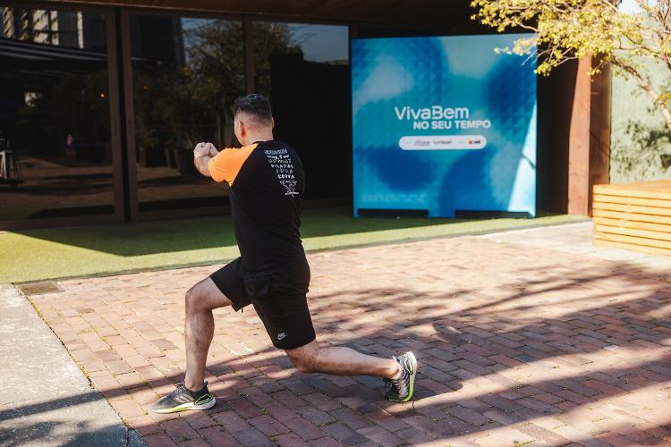 Volte à posição inicial, mantendo os joelhos bem flexionados, e rotacione para o outro lado, sempre ativando a musculatura do core durante o movimento.