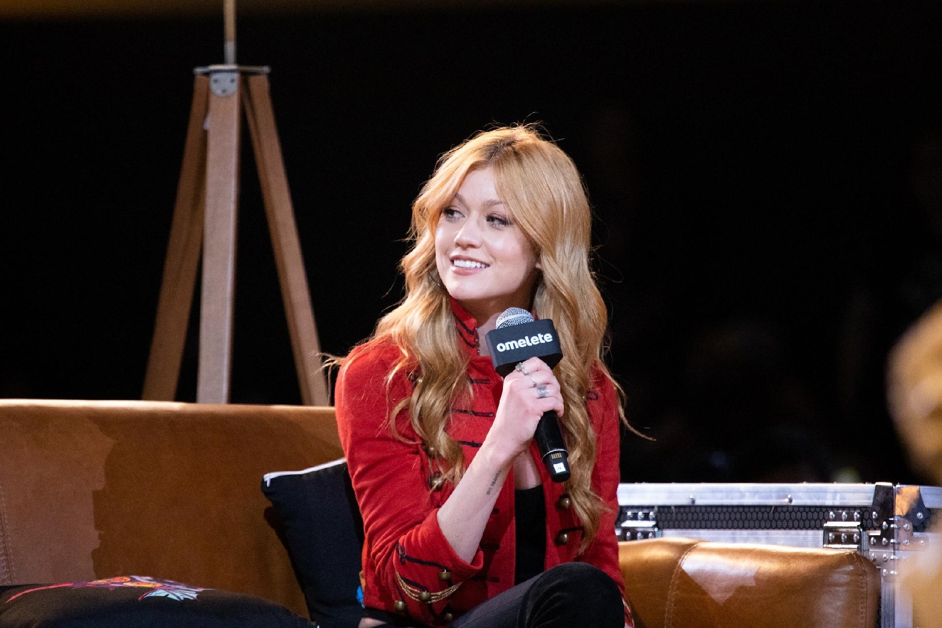 Katherine McNamara em painel no terceiro dia de CCXP 22 - Patrícia Devoraes/Brazil News