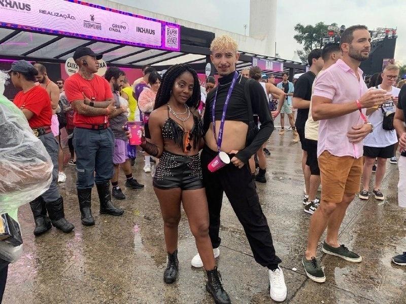 Foliões no ensaio da Anitta: Thalita veste look todo Shein, e Rafael apostou em cropped - Bruna Calazans/UOL
