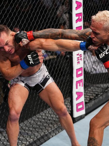 Charles do Bronx acerta soco em Michael Chandler, antes de nocauteá-lo no UFC 262