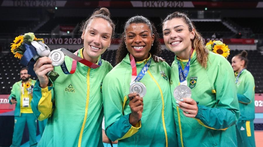 Roberta, Fê Garay e Rosamaria posam com a medalha de prata conquistada pelo vôlei feminino - Gaspar Nóbrega/COB