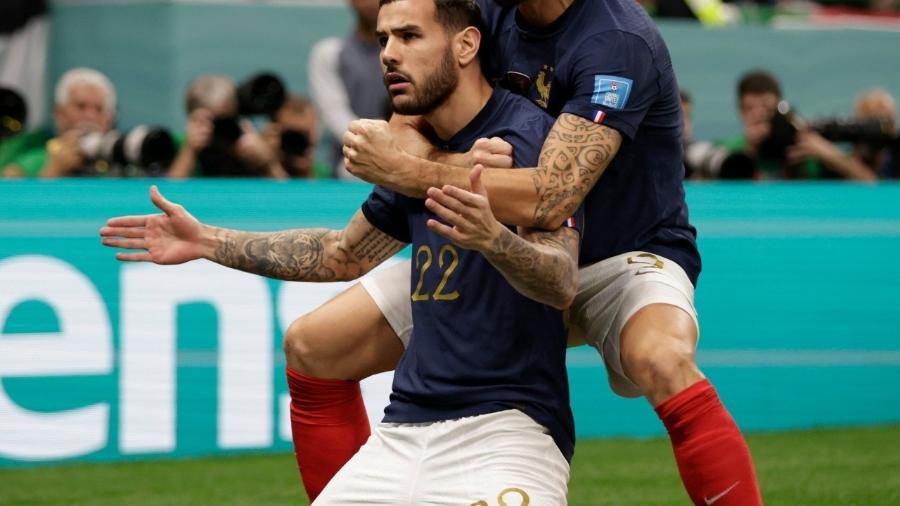 Theo Hernández e Giroud comemoram gol do lateral na partida entre França e Marrocos - Divulgação/Fifa