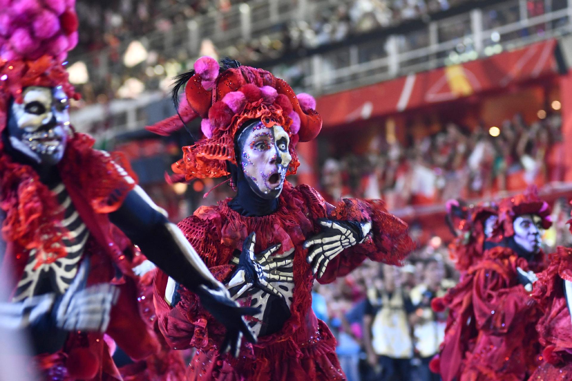 O Acadêmicos do Salgueiro foi a quinta escola a passar pela Marquês da Sapucaí durante a primeira noite de desfiles no Rio - Lucas Landau/ UOL