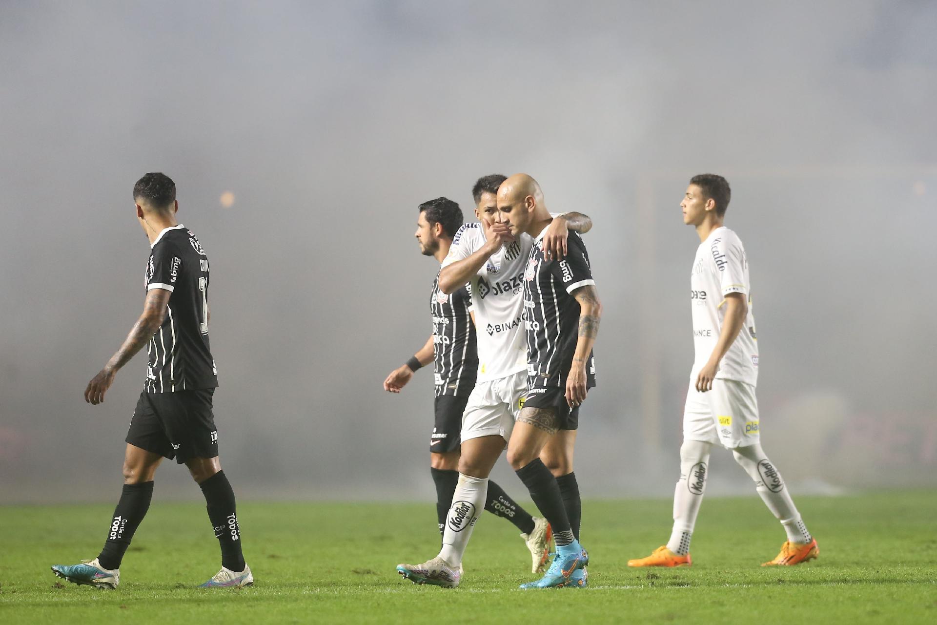 GUILHERME DIONíZIO/CÓDIGO19/ESTADÃO CONTEÚDO - Torcedores do Santos jogam bombas no gramado da Vila Belmiro