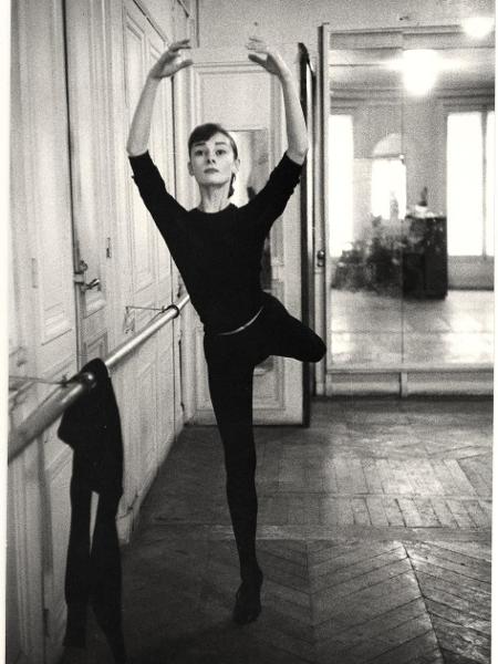 Audrey Hepburn ensaiando para o filme "Cinderela em Paris".