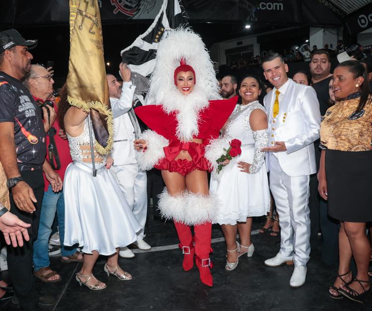 A rainha de bateria posou com os casais de mestre-sala e porta-bandeira da Gaviões