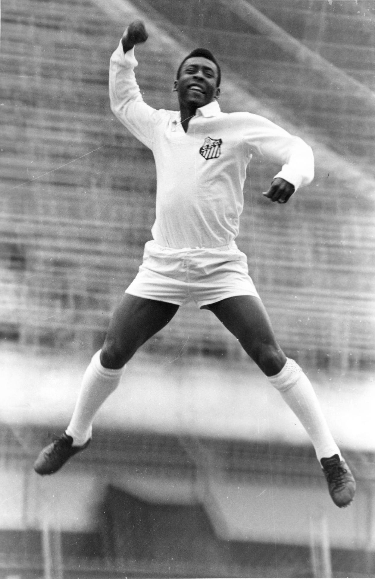 20.nov.1969- Pelé "soca o ar", gesto utilizado por ele ao marcar gol, durante ensaio fotográfico realizado no estádio do Pacaembu, em São Paulo. - Domicio Pinheiro/Estadão Conteúdo