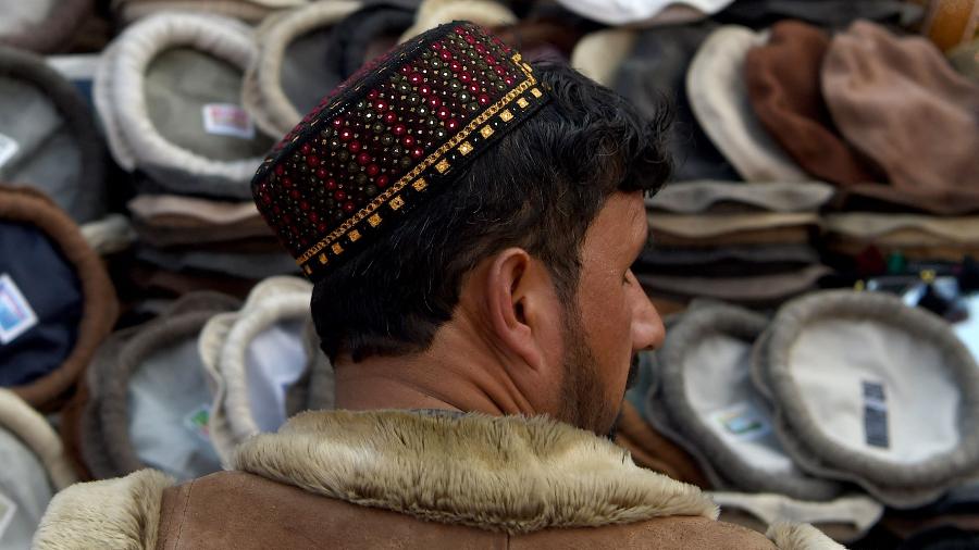 Chapéu Kandahari, em Cabul - WAKIL KOHSAR/AFP