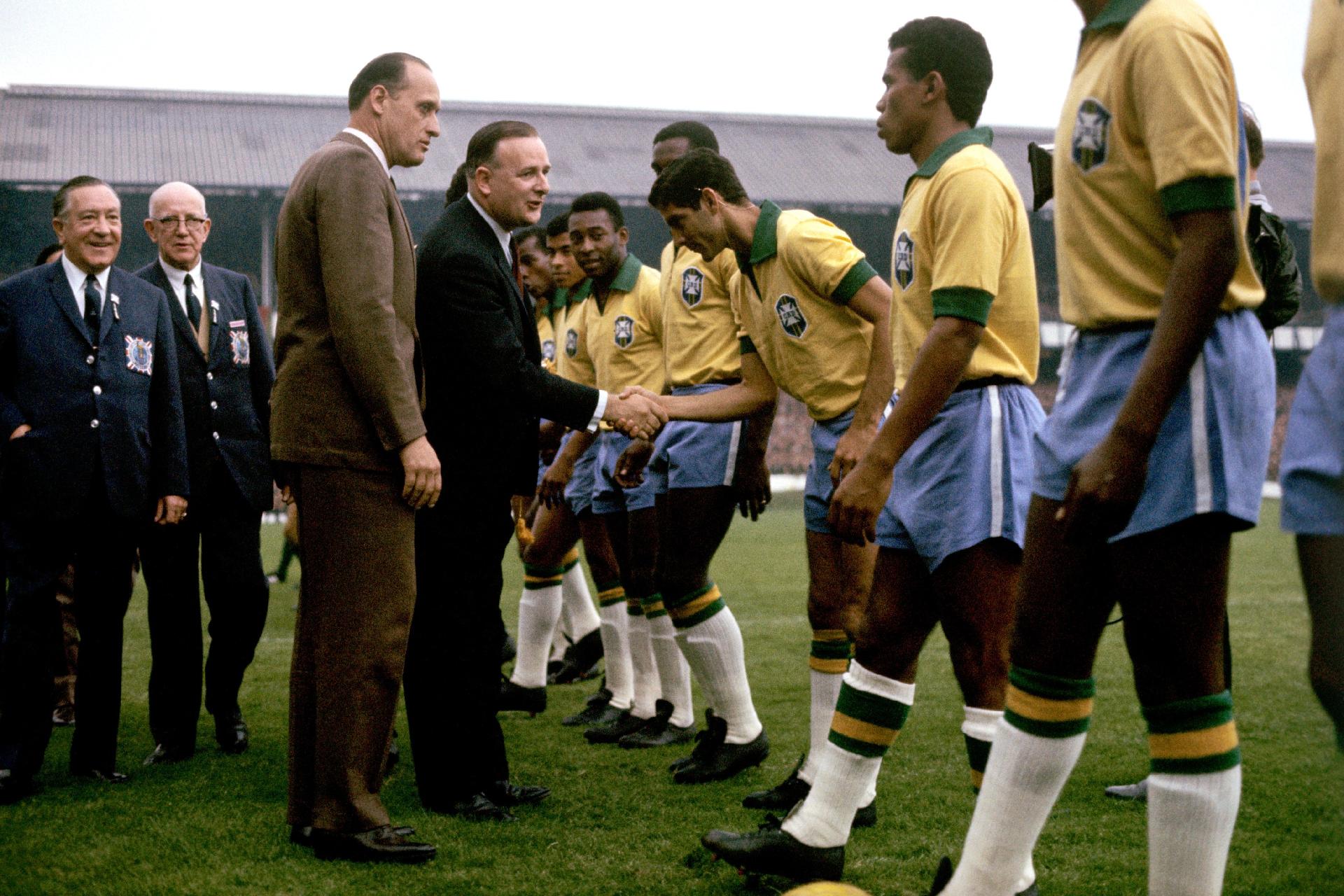 Na foto aparecem Pelé, o dirigente esportivo João Havelange, o então ministro de Esportes inglês, Dennis Howell, e Rildo. - Getty Images