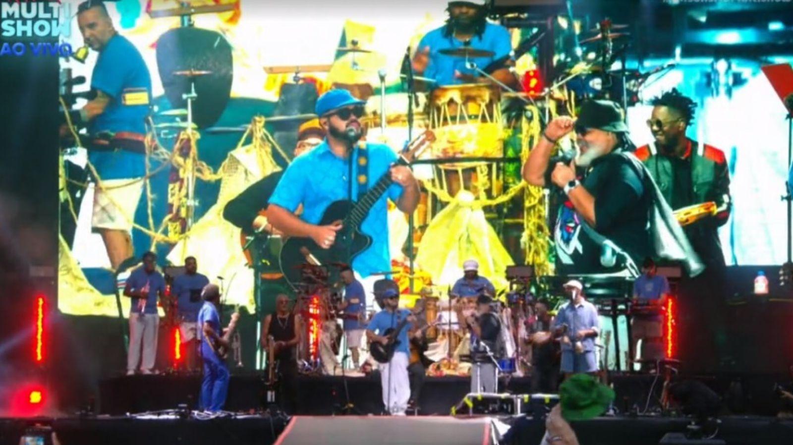 Gilson canta con Jorge Aragao en el escenario del atardecer, en el sexto día de rock in Rio - clon/multishow