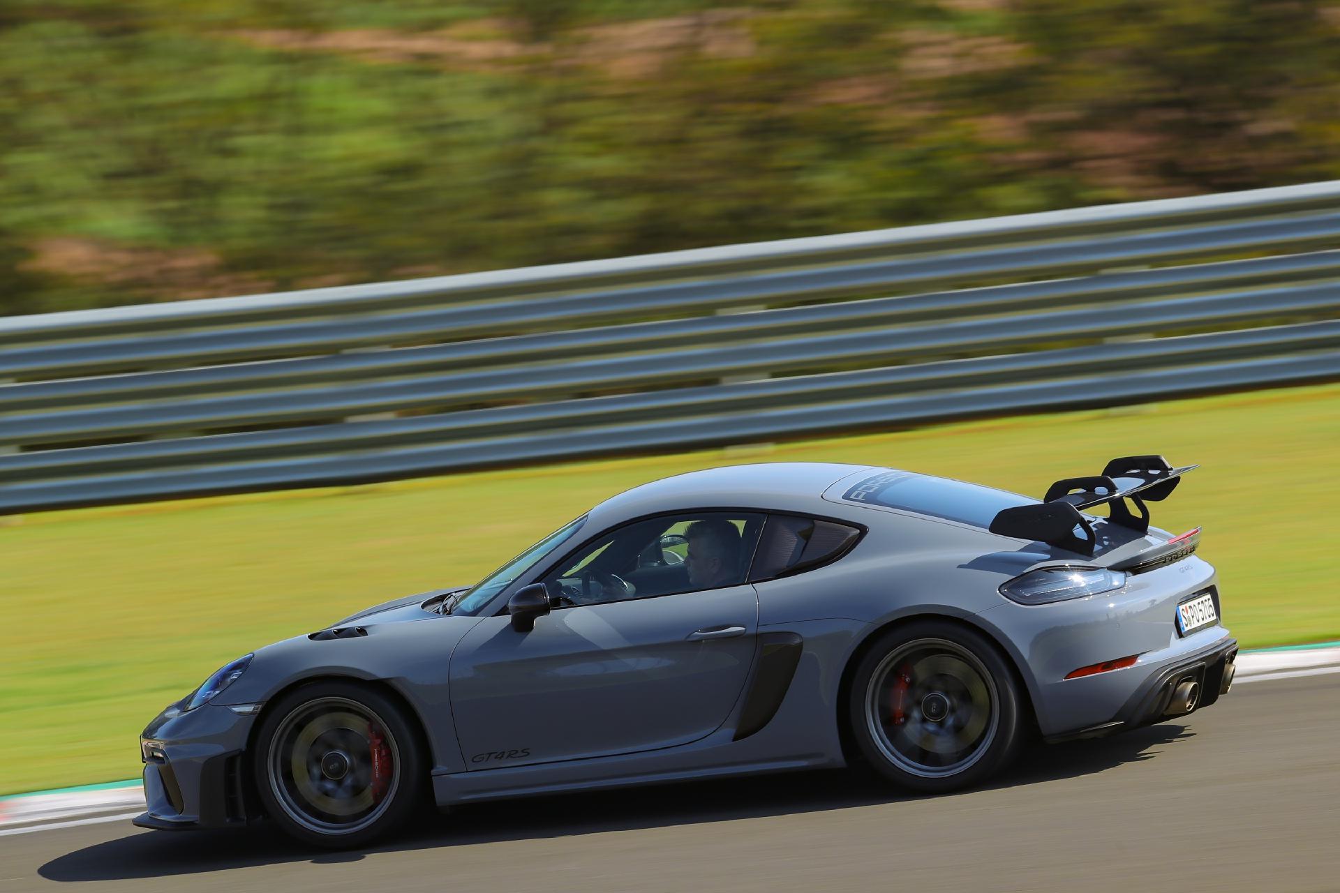 Porsche 718 Cayman GT4 RS - Divulgação