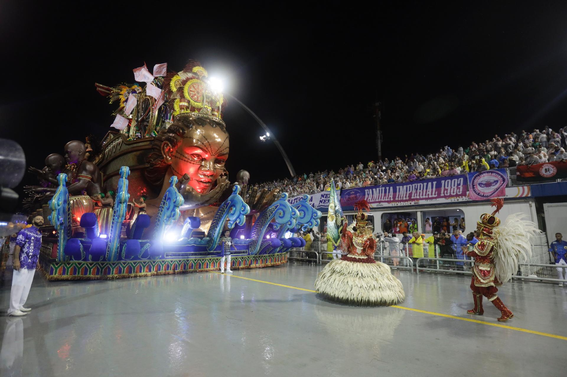 Casa Verde supera sofrimento para exaltar riqueza dos ritmos africanos - Ricardo Matsukawa/ UOL