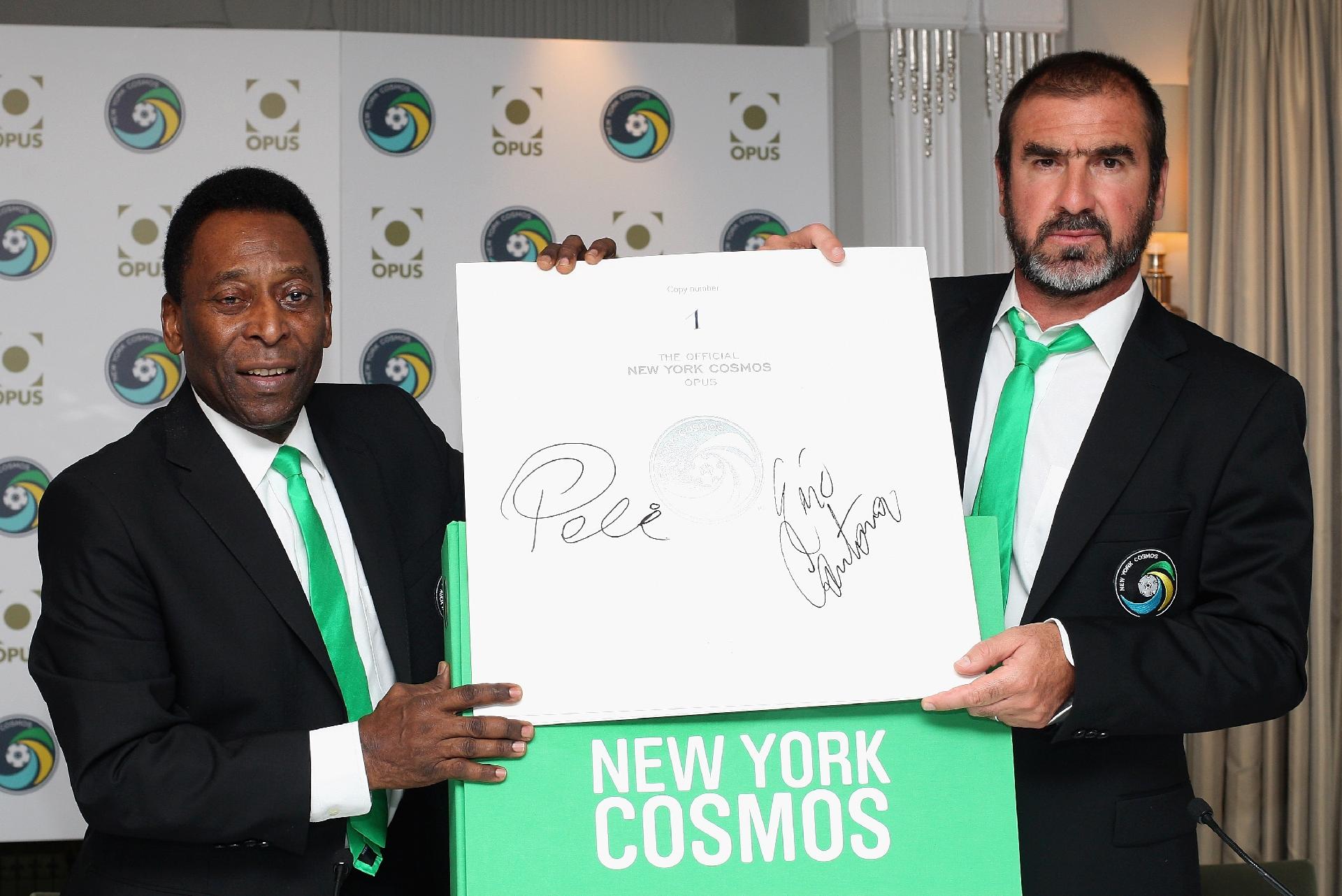 02.ago.2011 - Pelé ao lado do ex-jogador francês Eric Cantona. - Danny Martindale/Getty Images