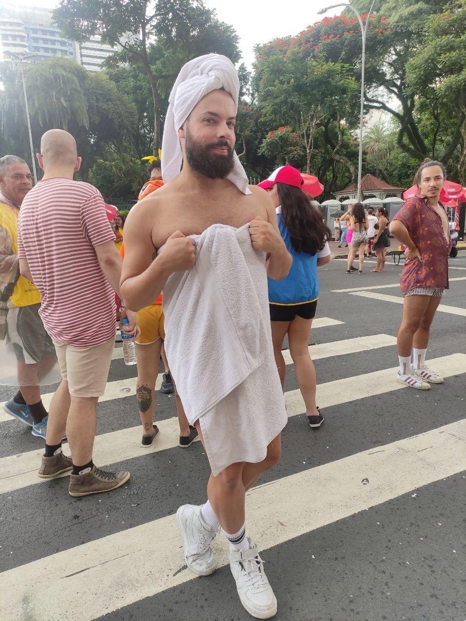 O ator André Medeiros Martins, 40, apostou no look toalha de banho para pular Carnaval, na República, região central de São Paulo - Martha Alves/UOL