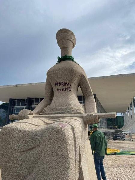 Picharam "perdeu, mané" na estátua da Justiça em frente ao STF