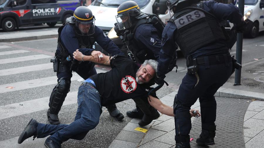 Policiais derrubam manifestante em Toulouse, na França - Charly Triballeau/AFP