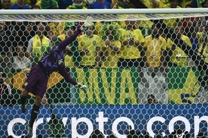 Epassy defende finalização de Martinelli na partida entre Camarões e Brasil - Jewel SAMAD / AFP