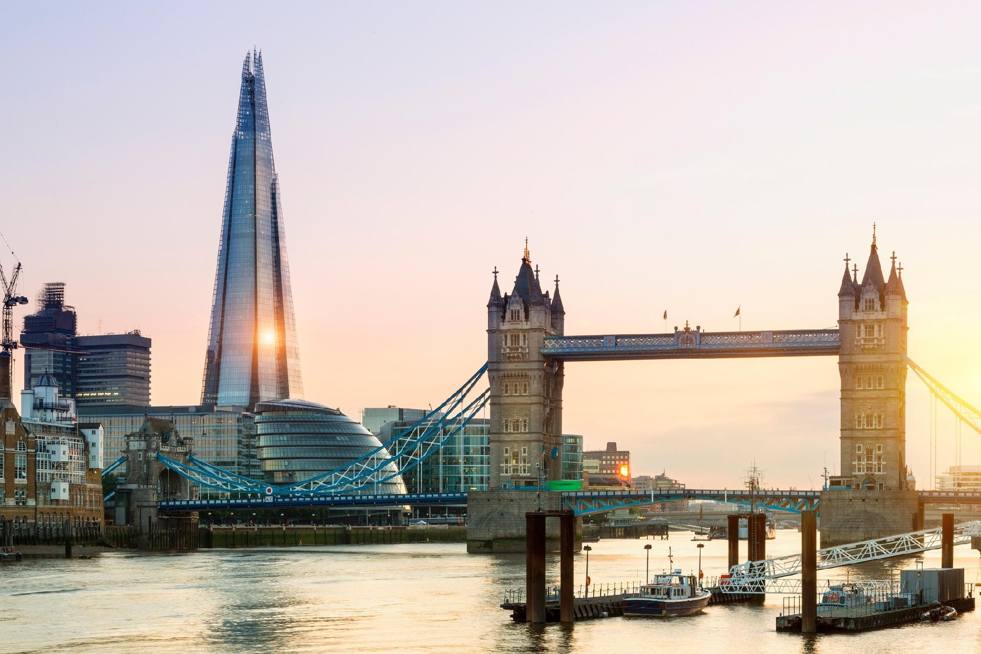 The Shard ao lado da Ponte e da Torre de Londres - johnkellerman/Getty Images/iStockphoto