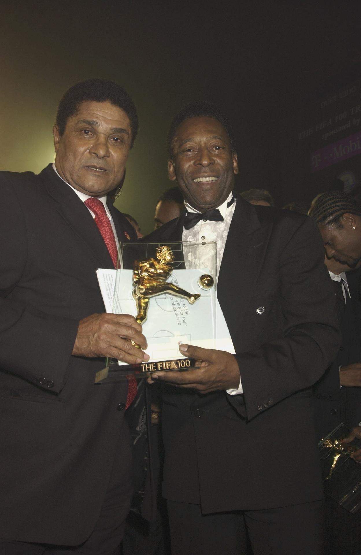 4.mar.2004 - Pelé marcou presença na festa dos 100 Melhores Jogadores da Fifa. O evento aconteceu no Museu de História Natural de Londres, na Inglaterra. - Dave Benett/Getty Images