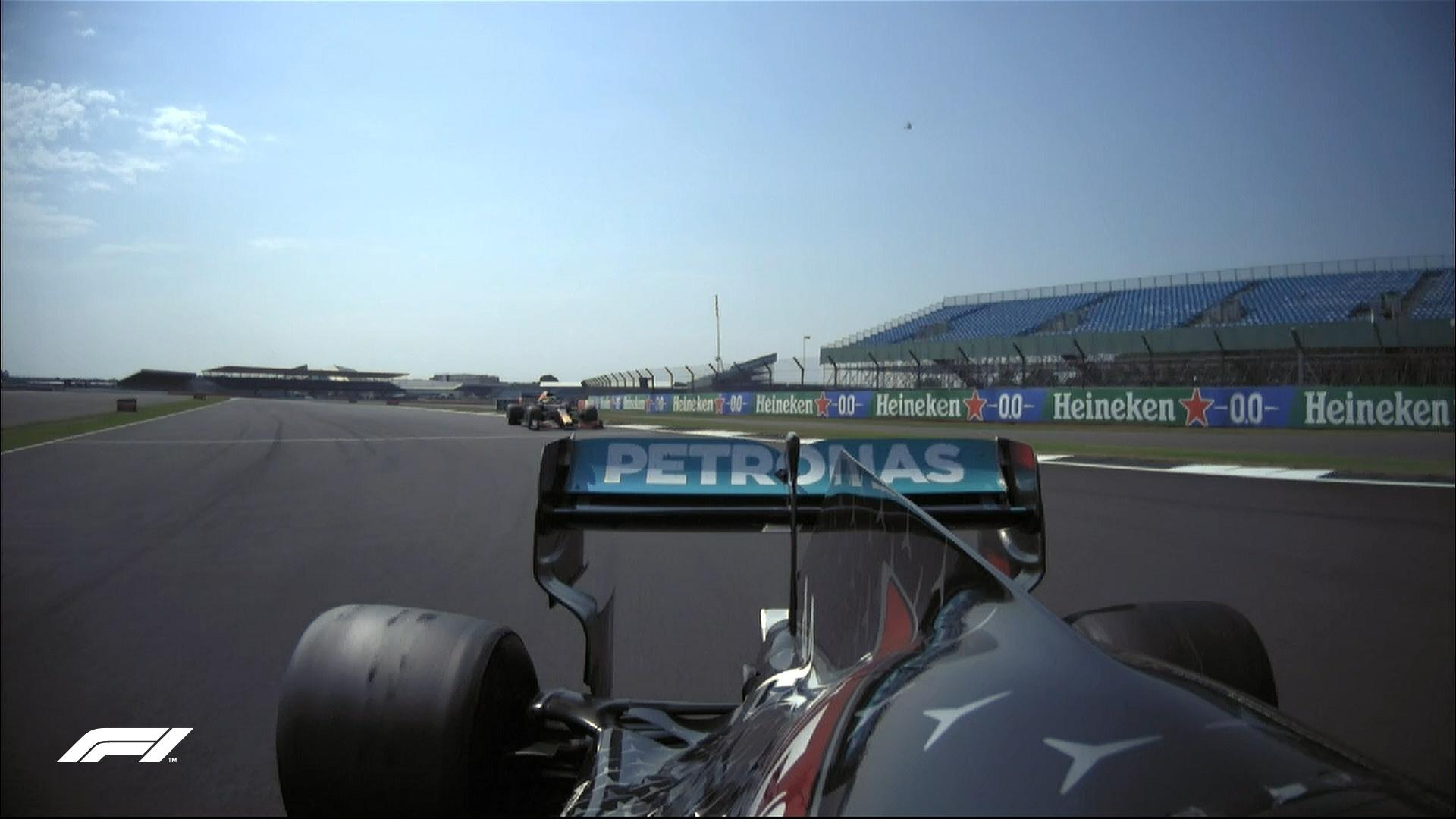 Max Verstappen, da Red Bull, na cola de Lewis Hamilton, da Mercedes, na 12ª volta do GP de Silverstone - Reprodução/@F1