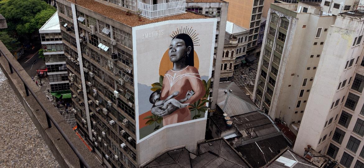 Mural de Hanna Lucatelli na rua Quinze de Novembro, no centro de São Paulo; artista pintou empena grávida de 7 meses - Duda Gulman/UOL