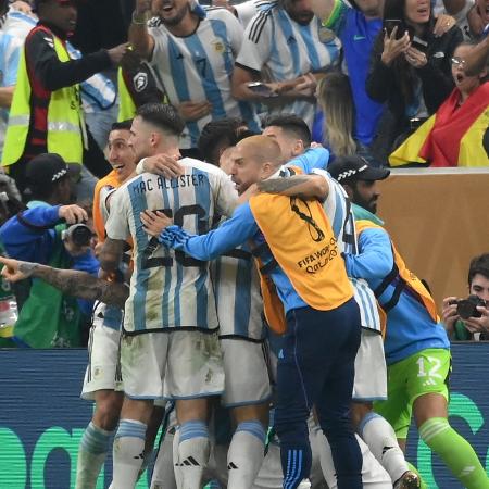 Jogadores da Argentina comemoram gol de Messi na prorrogação da final da Copa - FRANCK FIFE / AFP