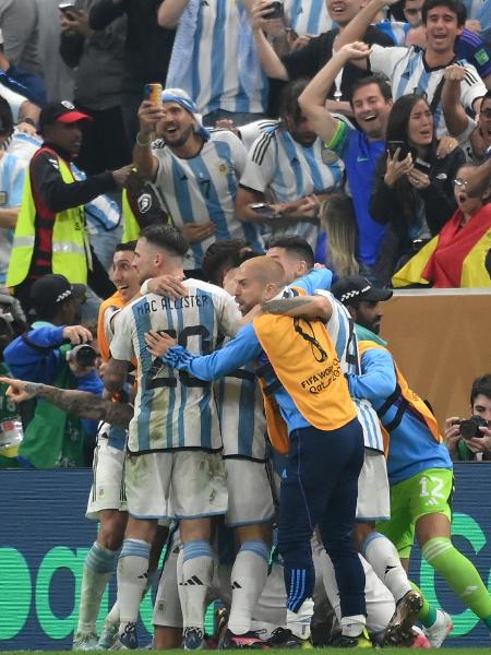 Jogadores da Argentina comemoram gol de Messi na prorrogação da final da Copa - FRANCK FIFE / AFP