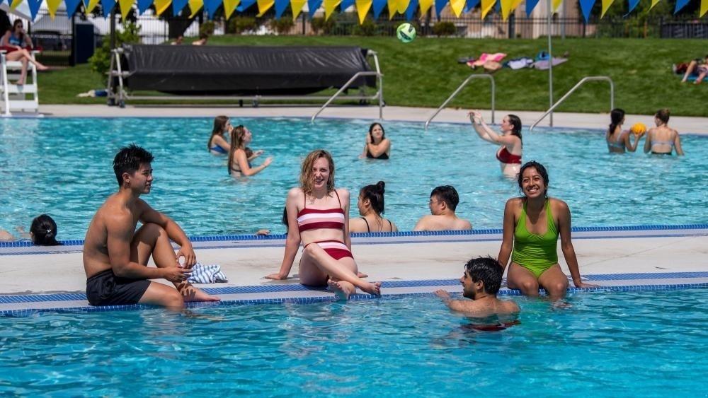 O campus da UC Davis tem uma piscina recreativa que fica aberta no verão e na primavera - Reprodução/UC Davis